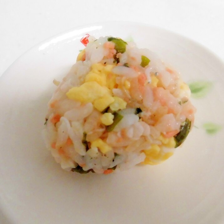 北海道　鮭と卵とわかめのマヨあえおにぎり